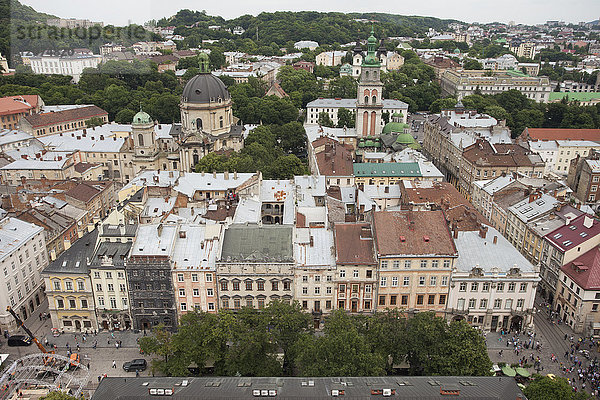 Blick auf die Altstadt von der Spitze des Rathausturms  Lemberg  Ukraine  Europa