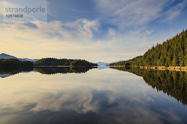 Winstanley Island Sonnenuntergang Reflexionen  Misty Fjords National Monument  Tongass National Forest  Ketchikan  Alaska  Vereinigte Staaten von Amerika  Nord Amerika