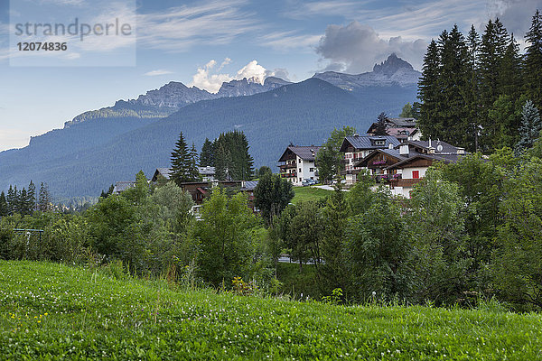 Blick auf Berge und traditionelle Häuser  Cortina d'Ampezzo  Südtirol  Italienische Dolomiten  Italien  Europa