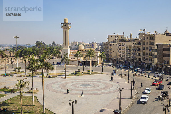 Ansicht des zentralen Platzes gegenüber dem Luxor-Tempel  Blick auf die Ahmad-Najam-Moschee  Luxor  Ägypten  Nordafrika  Afrika