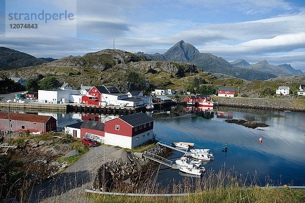 Blick auf den Hafen von Sund  Lofoten Inseln  Nordland  Norwegen  Skandinavien  Europa