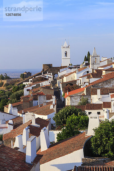Blick auf das mittelalterliche befestigte Dorf Monsaraz  Alentejo  Portugal  Europa