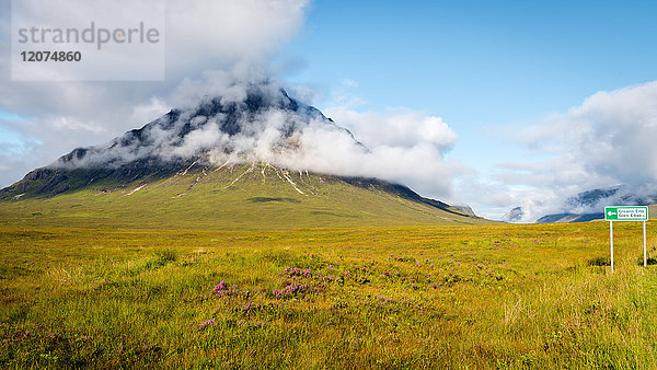 Buchaille Etive Mor  Glencoe  mit Wegweiser zum Glen Etive  Highlands  Schottland  Vereinigtes Königreich  Europa