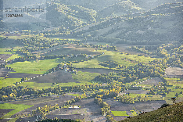 Tal bei Sonnenuntergang im Herbst  Monte Cucco Park  Apennin  Umbrien  Italien  Europa