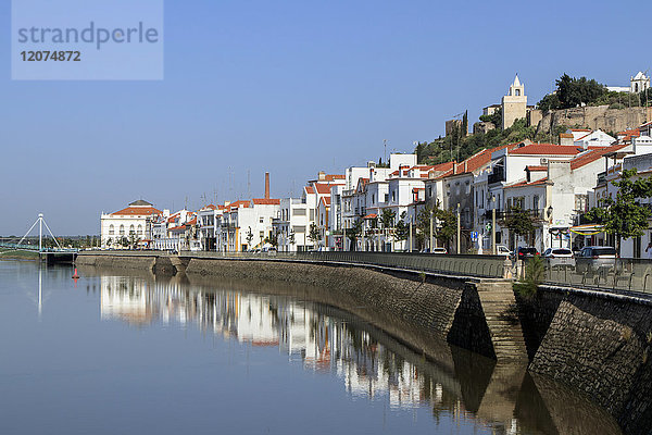 Blick auf die Stadt Alcacer do Sal und den Fluss Sado  Alentejo  Portugal  Europa