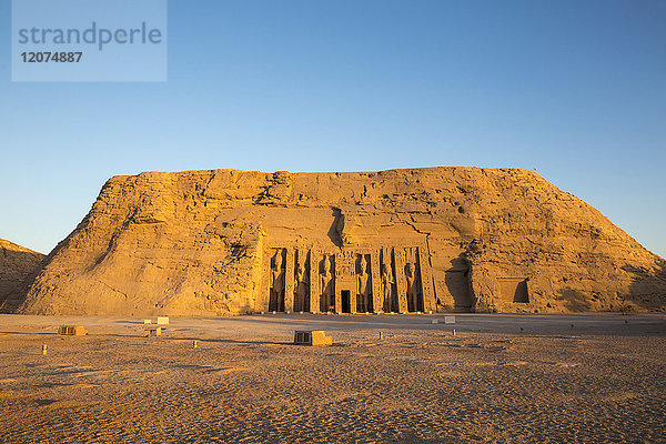 Der kleine Tempel  der Nefertari gewidmet und mit Statuen des Königs und der Königin geschmückt ist  Abu Simbel  UNESCO-Weltkulturerbe  Ägypten  Nordafrika  Afrika