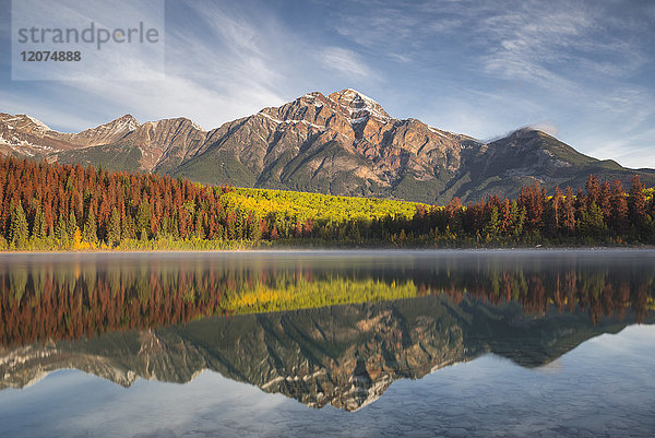 Pyramid Mountain spiegelt sich im Patricia Lake im Herbst  Jasper National Park  UNESCO Weltkulturerbe  Kanadische Rockies  Alberta  Kanada  Nordamerika
