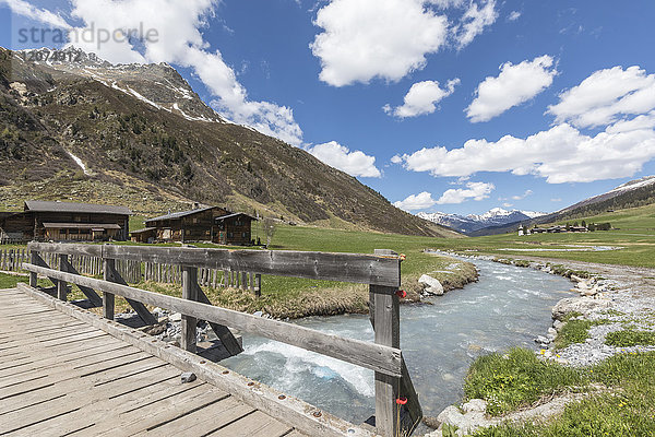 Holzbrücke über den Alpenfluss  der das Dorf Davos umgibt  Sertigtal  Kanton Graubünden  Schweiz  Europa