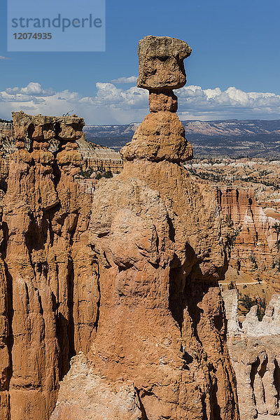 Blick auf den Thor's Hammer vom Navajo Loop Trail im Bryce Canyon National Park  Utah  Vereinigte Staaten von Amerika  Nordamerika