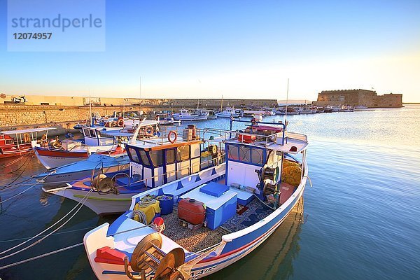Der von Booten gesäumte venezianische Hafen und die Festung  Heraklion  Kreta  Griechische Inseln  Griechenland  Europa