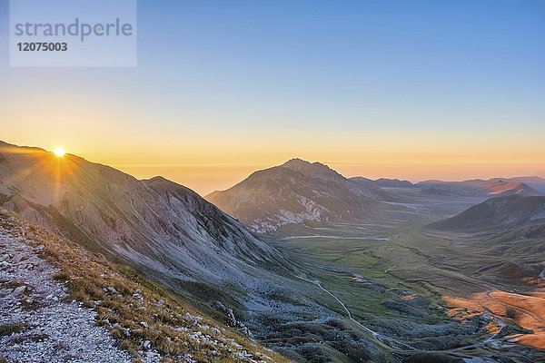 Hochebene Campo Imperatore bei Sonnenaufgang  Nationalpark Gran Sasso e Monti della Laga  Abruzzen  Italien  Europa