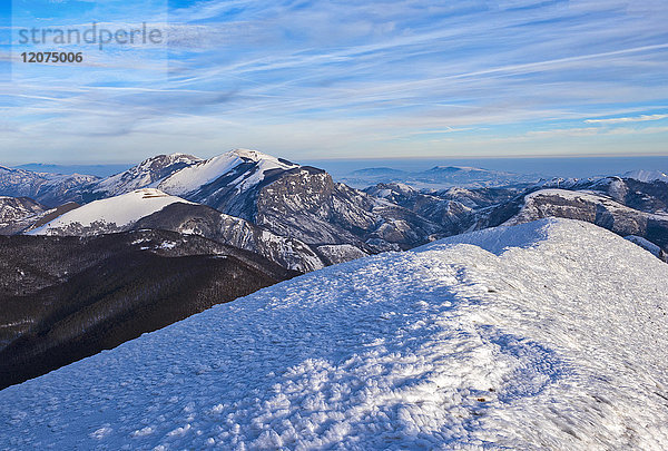 Sonnenaufgang auf dem Berg Catria vom Gipfel des Cucco im Winter  Apennin  Umbrien  Italien  Europa