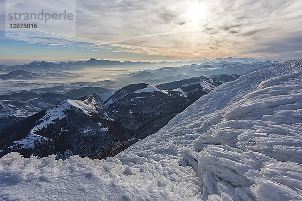 Monte Cucco Park  Sonnenaufgang auf dem Apennin im Winter  Umbrien  Italien  Europa