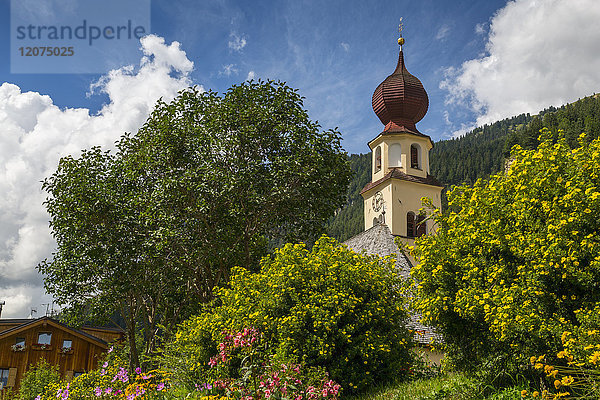 Traditionelle Kirche und Häuser in Canazei  Südtirol  Italienische Dolomiten  Italien  Europa