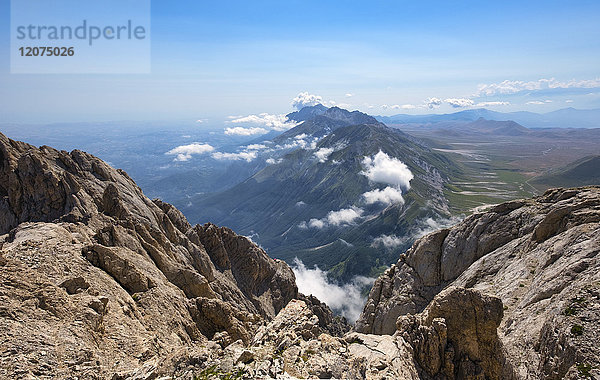 Panorama vom Gipfel des Corno Grande  Nationalpark Gran Sasso e Monti della Laga  Abruzzen  Italien  Europa