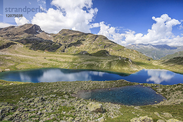 Blaues Wasser des Alpensees  Leg Grevasalvas  Julierpass  Maloja  Engadin  Kanton Graubünden  Schweizer Alpen  Schweiz  Europa