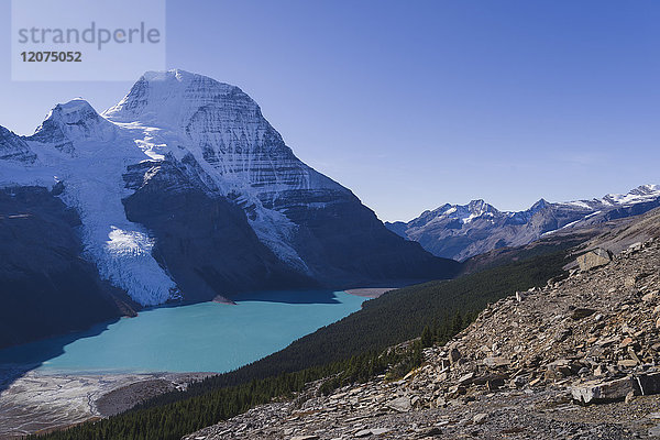 Der höchste Gipfel der kanadischen Rockies  Mount Robson  und der Berg Lake vom Mumm Basin Trail aus gesehen  UNESCO-Weltkulturerbe  kanadische Rockies  British Columbia  Kanada  Nordamerika