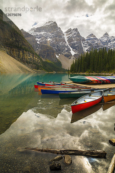 Ruhige Umgebung mit Ruderbooten auf dem Moraine Lake  Banff National Park  UNESCO-Weltkulturerbe  Kanadische Rockies  Alberta  Kanada  Nordamerika
