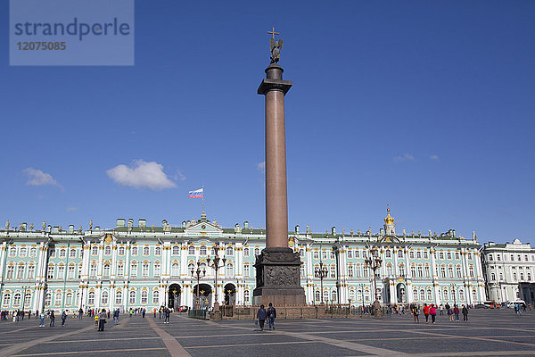 Alexandersäule auf dem Schlossplatz  im Hintergrund das Staatliche Eremitage-Museum (Winterpalast)  UNESCO-Weltkulturerbe  St. Petersburg  Russland  Europa