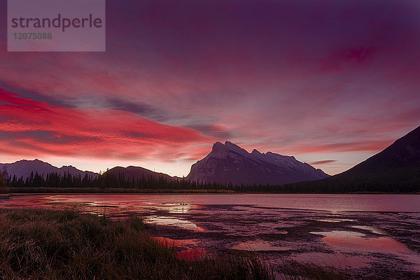 Vor Sonnenaufgang  Vermillion Lake  Banff National Park  UNESCO-Weltkulturerbe  Kanadische Rockies  Alberta  Kanada  Nordamerika
