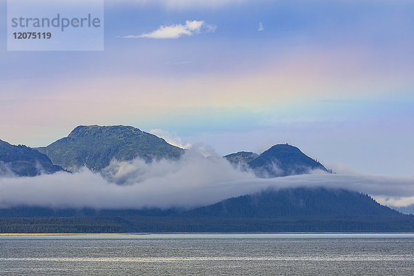 Regenbogenfarben und tief hängender Nebel über der Icy Strait  zwischen Chichagof Island und dem Glacier Bay National Park  UNESCO-Weltkulturerbe  Alaska  Vereinigte Staaten von Amerika  Nordamerika