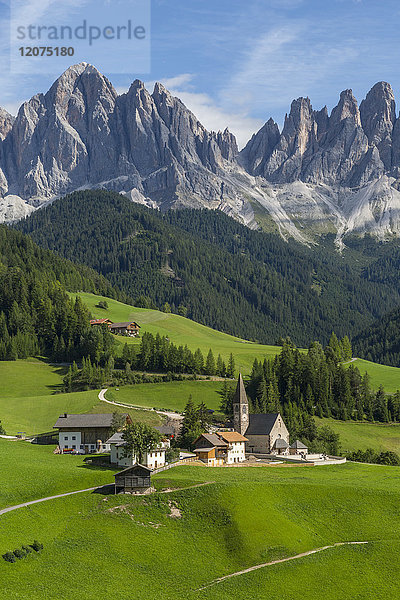 Blick auf Kirche und Bergkulisse  Val di Funes  Provinz Bozen  Trentino-Südtirol  Italienische Dolomiten  Italien  Europa