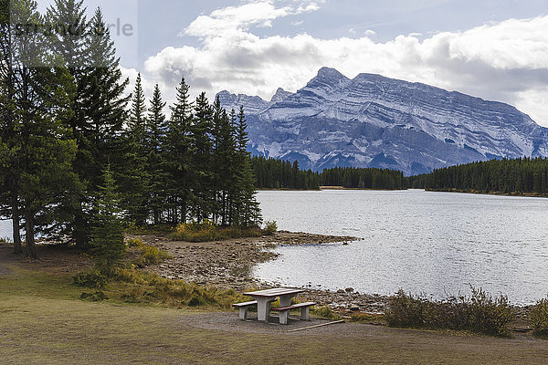 Picknicktisch am Two Jack Lake  Banff National Park  UNESCO-Weltkulturerbe  Kanadische Rockies  Alberta  Kanada  Nordamerika