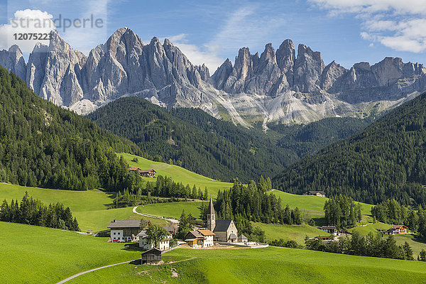 Blick auf Kirche und Bergkulisse  Val di Funes  Provinz Bozen  Trentino-Südtirol  Italienische Dolomiten  Italien  Europa