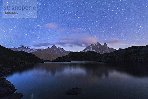 Sternschnuppen auf den felsigen Gipfeln von Les Drus und Aiguille Verte  Lacs De Cheserys  Chamonix  Haute Savoie  Französische Alpen  Frankreich  Europa