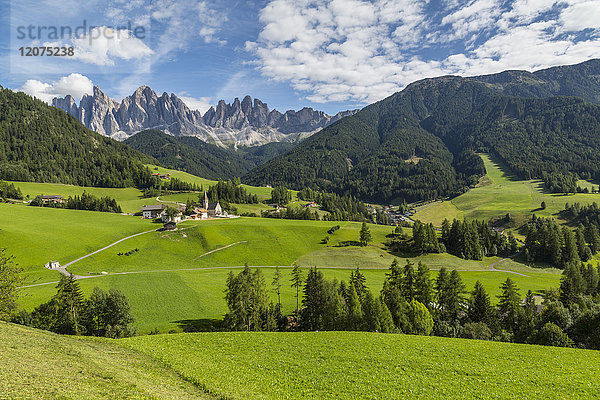 Blick auf Kirche und Bergkulisse  Val di Funes  Provinz Bozen  Trentino-Südtirol  Italienische Dolomiten  Italien  Europa