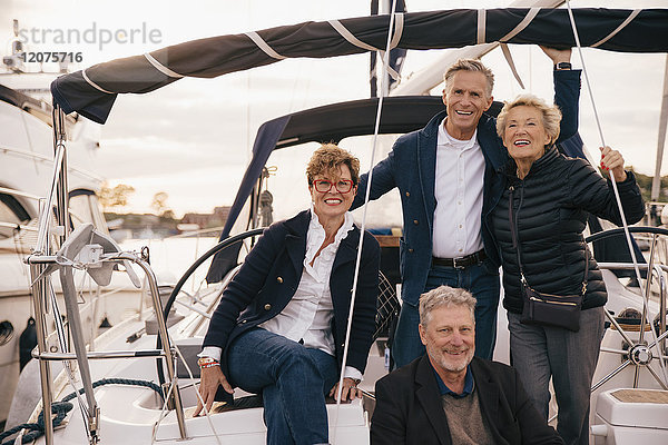 Porträt von lächelnden Seniorinnen und Senioren auf der Yacht im Urlaub