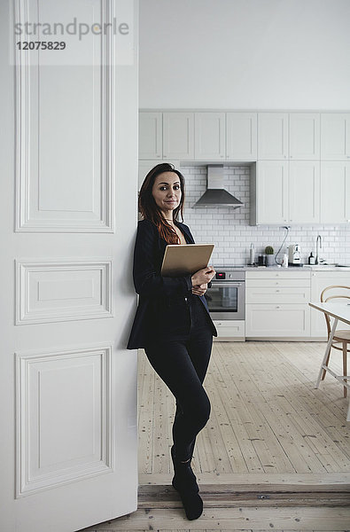 Porträt einer selbstbewussten Geschäftsfrau vor der Tür im Home-Office