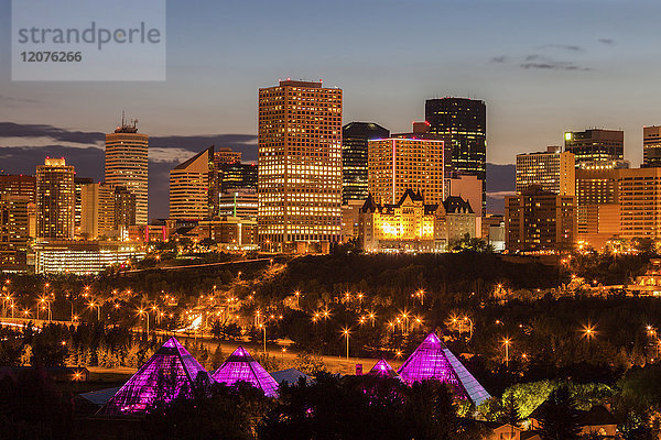 Kanada  Alberta  Edmonton  Stadtbild in der Abenddämmerung