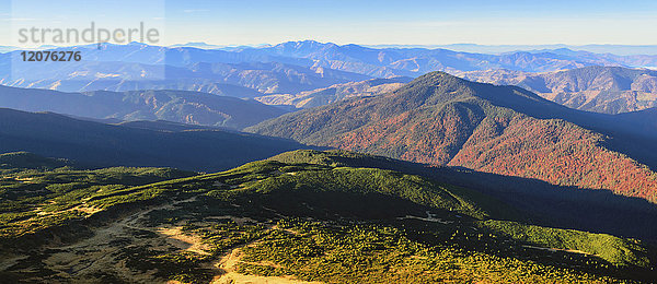 Ukraine  Gebiet Zakarpattia  Karpaten  Chornohora  Landschaft mit Berg Hoverla