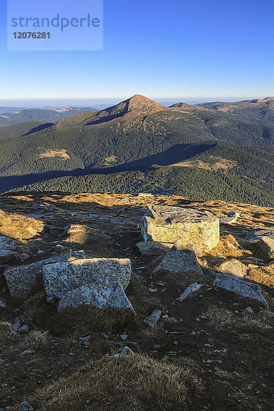 Ukraine  Gebiet Sakarpattia  Bezirk Rachiw  Karpaten  Chornohora  Berglandschaft mit Berg Hoverla und Berg Petros