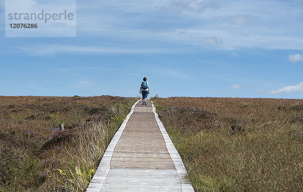 Irland  Grafschaft Cavan  Cuilcagh Mountain Park  Frau auf der Uferpromenade