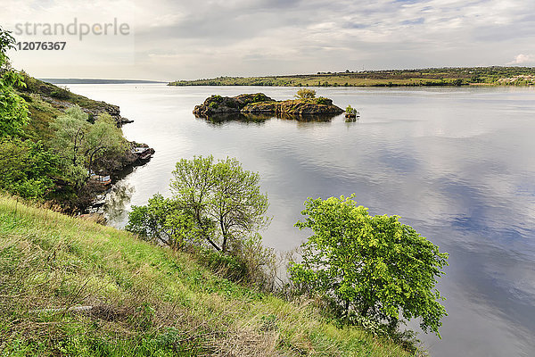 Ukraine  Region Dnepropetrowsk  Bezirk Dnepropetrowsk  Woloske  Felseninsel im See