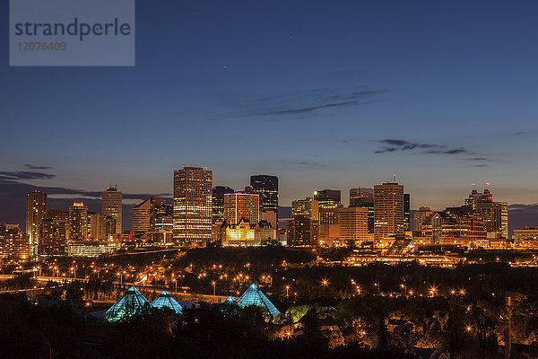 Kanada  Alberta  Edmonton  Stadtbild in der Abenddämmerung