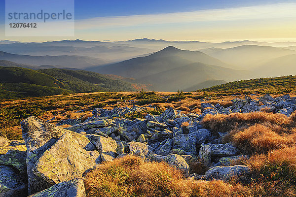 Ukraine  Gebiet Zakarpattia  Karpaten  Chornohora  Steine auf dem Berg Hoverla