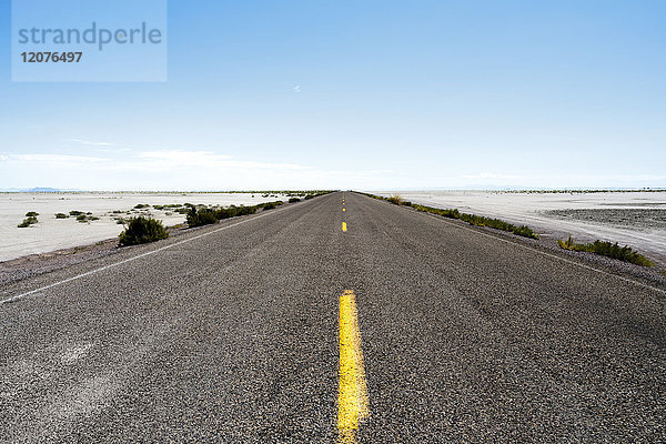 USA  Utah  Wendover  Bonneville Salt Flats  Blauer Himmel über leerer Straße