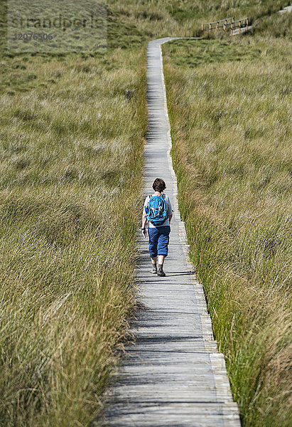 Irland  Grafschaft Cavan  Cuilcagh Mountain Park  Frau auf der Uferpromenade