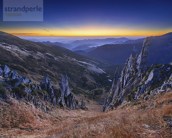 Ukraine  Gebiet Iwano-Frankiwsk  Bezirk Werchowyna  Karpaten  Chornohora  Landschaft mit Berg Shpytsi bei Sonnenaufgang