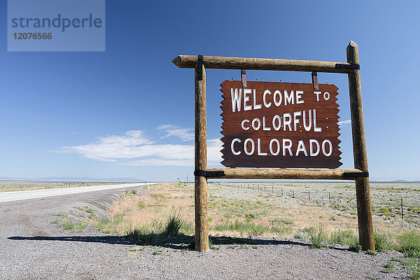 USA  Colorado  New Mexico  Border Highway 285  Klarer Himmel über Hinweisschild