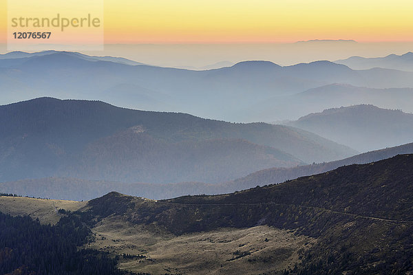 Ukraine  Gebiet Zakarpattia  Bezirk Rachiw  Karpaten  Chornohora  Berglandschaft mit Nebel