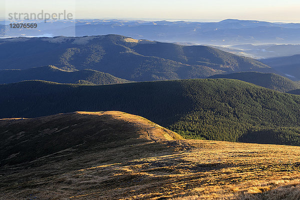 Ukraine  Gebiet Zakarpattia  Karpaten  Chornohora  Landschaft mit Berg Hoverla