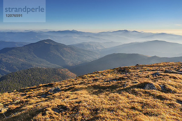 Ukraine  Gebiet Sakarpattia  Bezirk Rachiw  Karpaten  Chornohora  Berglandschaft mit Berg Hoverla und Berg Petros