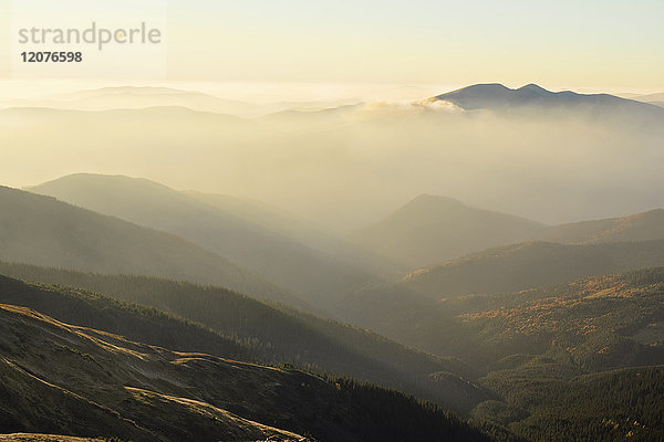 Ukraine  Gebiet Zakarpattia  Bezirk Rachiw  Karpaten  Chornohora  Berglandschaft mit Nebel