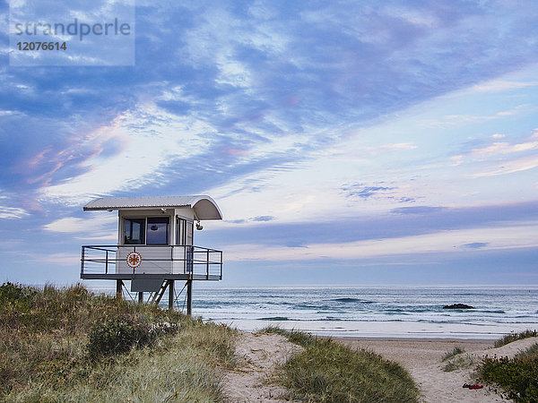 Australien  New South Wales  Rettungsschwimmer-Hütte gegen den stimmungsvollen Himmel