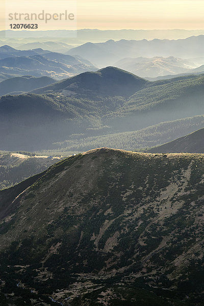 Ukraine  Gebiet Zakarpattia  Karpaten  Chornohora  Landschaft mit Berg Hoverla