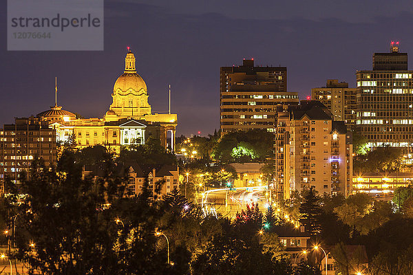 Kanada  Alberta  Edmonton  Stadtbild bei Nacht